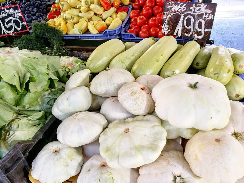 Berobbantak a tökök a piacokra